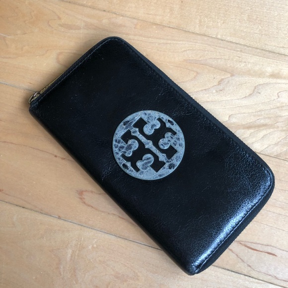 Tory Burch Handbags - Tory Burch • Black Wallet